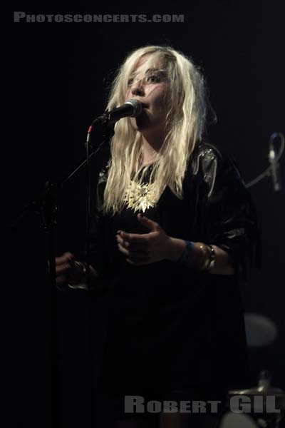 AUSTRA - 2011-04-01 - PARIS - La Machine (du Moulin Rouge) - 